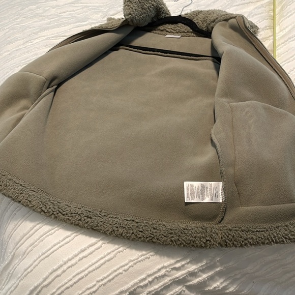 EUC Columbia Winter Pass Sherpa Vest - small - Picture 10 of 13